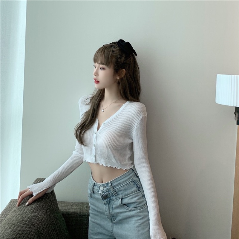 Áo len gân mỏng tay loe dáng croptop trendy 2021
