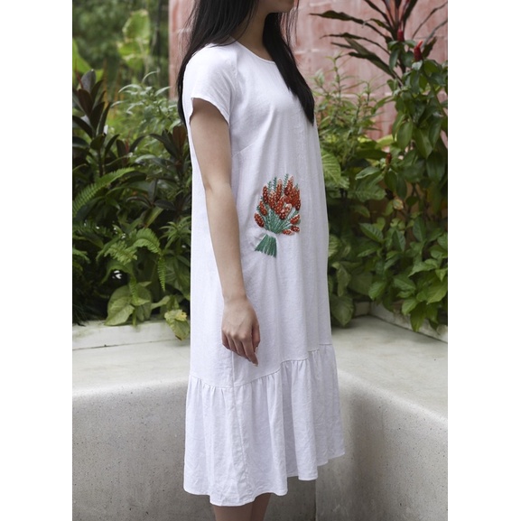 Đầm linen thêu tay bó hoa tinh tế
