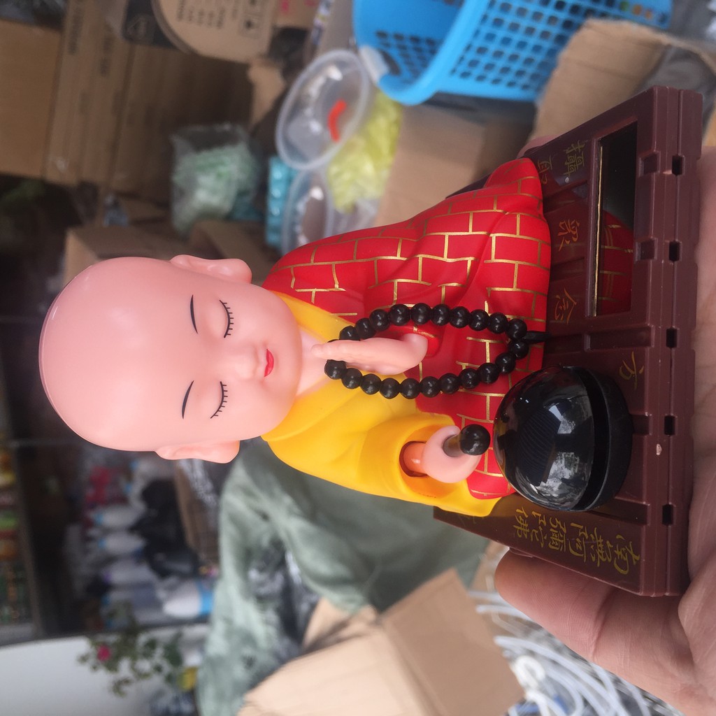 TƯỢNG CHÚ TIỂU GẬT ĐẦU TRANG TRÍ XE Ô TÔ SỬ DỤNG NĂNG LƯỢNG MẶT TRỜI GÕ MÕ TỤNG KINH CAO 11CM LOẠI LỚN NHẤT | BigBuy360 - bigbuy360.vn