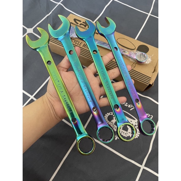 Mỏ Lết Titan Gắn Bảng Tên Ốp Bô Xe Máy. TP Shop