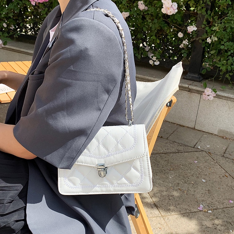 Túi đeo chéo dáng vuông nhỏ phối dây xích kiểu tây sang trọng nhiều màu tùy chọn cho nữ IELGY