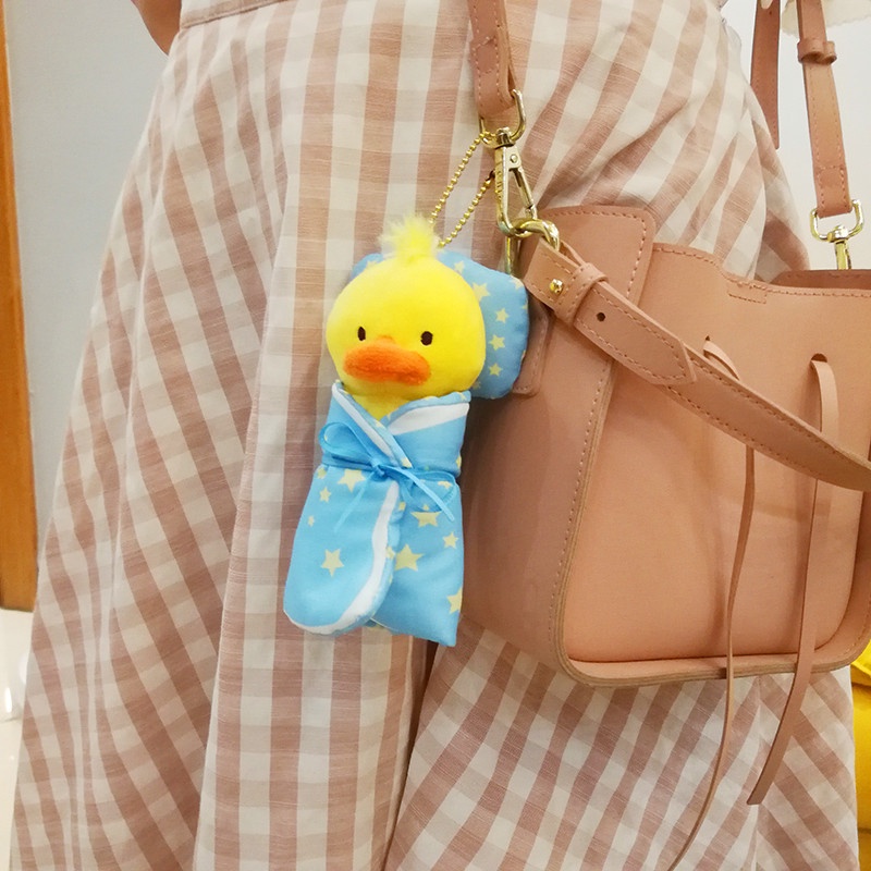 Móc khóa thú bông bé vịt quấn chăn có gối đầu kích thước 14cm NEOCI