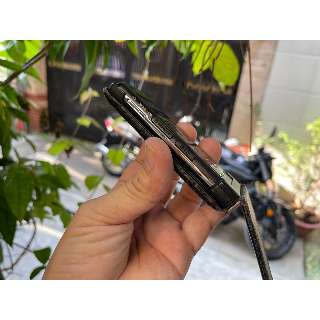 Điện thoại Samsung F300 màu đen có bao da