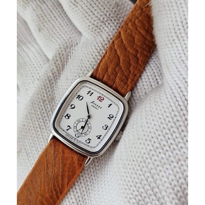 Đồng hồ si nữ hiệu Seiko, mặt vuông dây da nâu, chạy kim rốn vintage