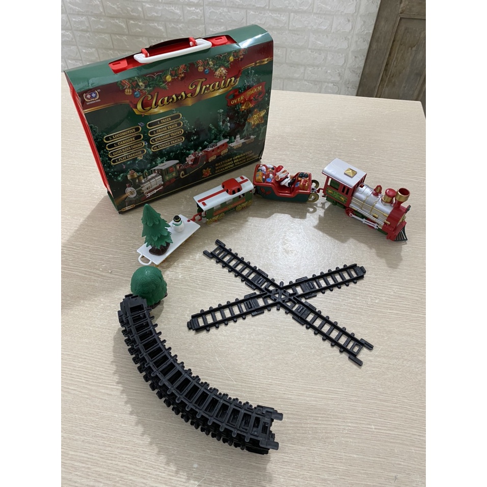 Đồ chơi tàu hỏa ông già noel chạy trên đường ray.
