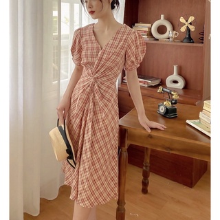 Váy kẻ xoắn eo