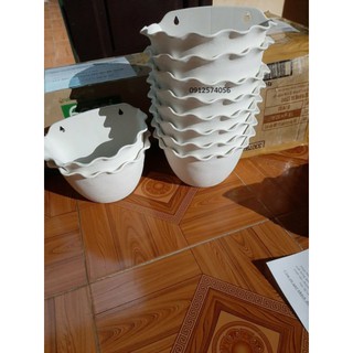 chậu nhựa trồng hoa ép tường (Rộng trên 15cm x dài 23cm x Cao 15cm)