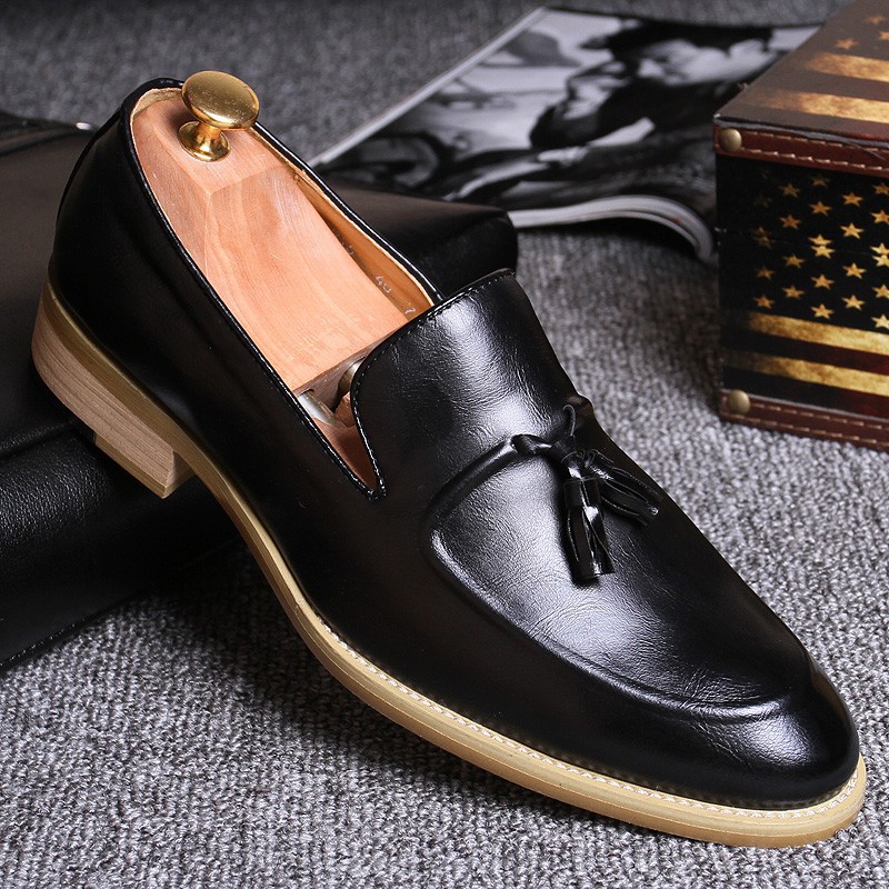 Classic business-style closed-toe leather shoes