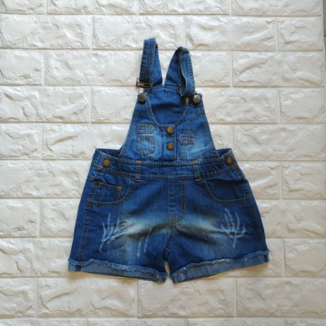 2768093500019 - yếm quần short jean 2 dây lật lai tua cào rách mũi tên ( size bé 16kg-18kg)
