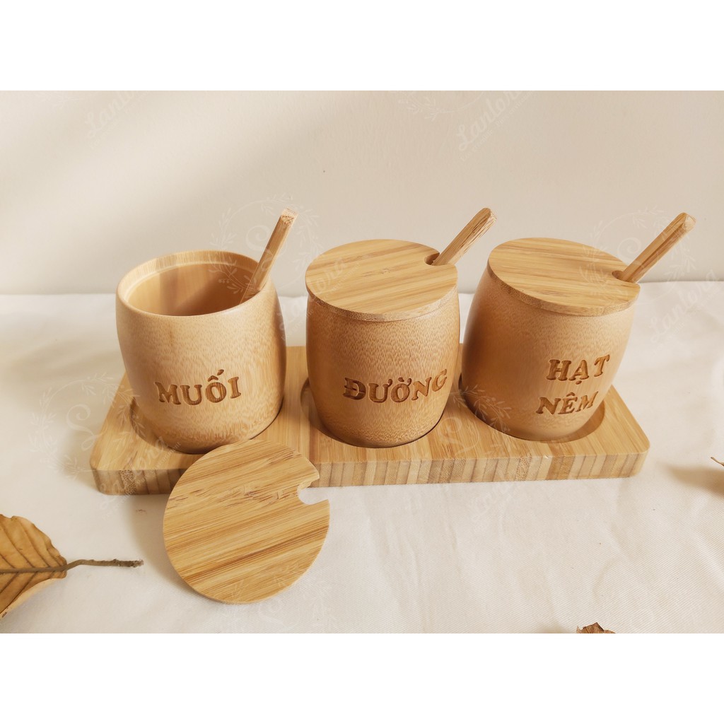 Bộ 3 hũ đựng gia vị kèm thìa xúc và khay bằng tre