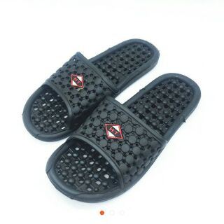 Dép lỗ đi trong nhà