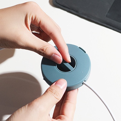 Giá Đỡ Dây Cáp Sạc USB Hình Tròn Có Thể Xoay Được