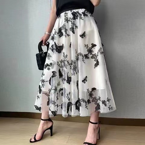 Chân váy BH midi dáng chữ A thêu hình bướm thời trang xuân hè 2021