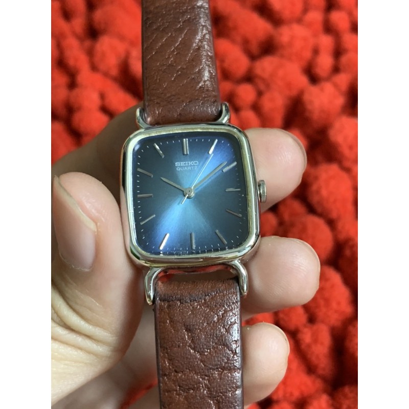 Đồng hồ nữ Seiko mặt xanh chảy tia hàng si