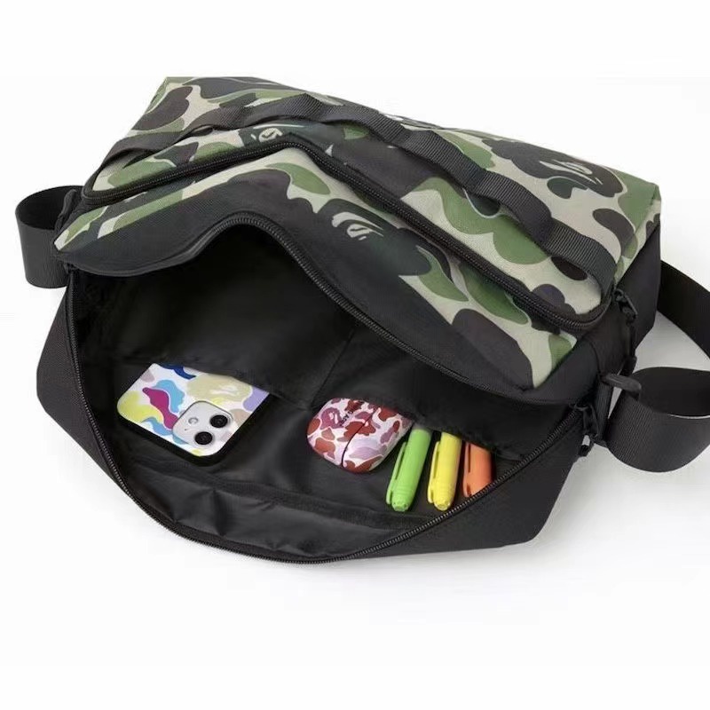 Túi đeo chéo vai rằn ri Bape sức chứa lớn đựng laptop iPad tích hợp móc khoá cho nam và nữ