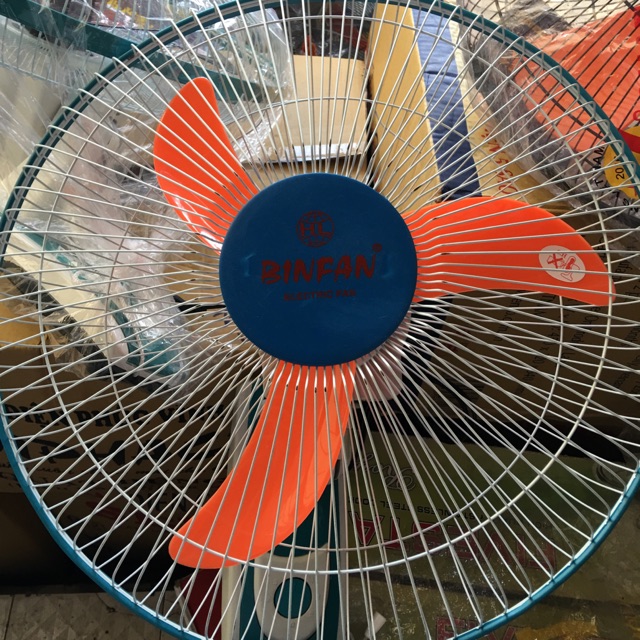Quạt treo tường