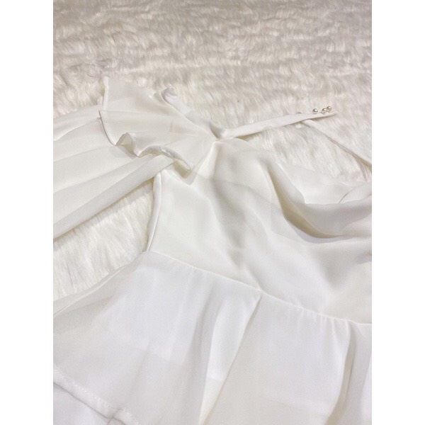 Váy trắng hot trend trễ vai bèo buộc cổ yếm_Thiều Bảo Trâm