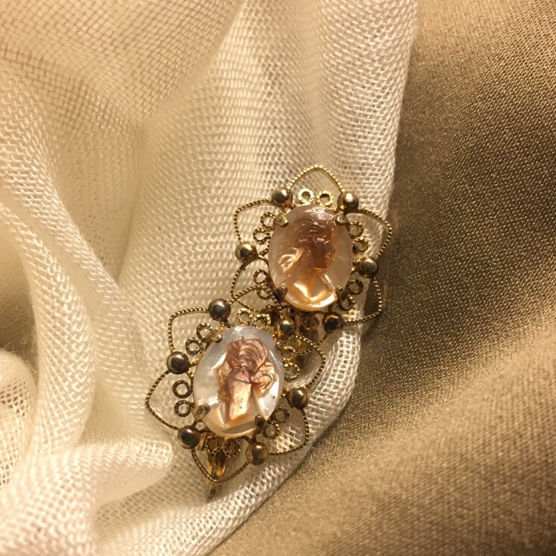 Bông tai kẹp nhỏ vintage cameo cô gái hoa điêu khắc