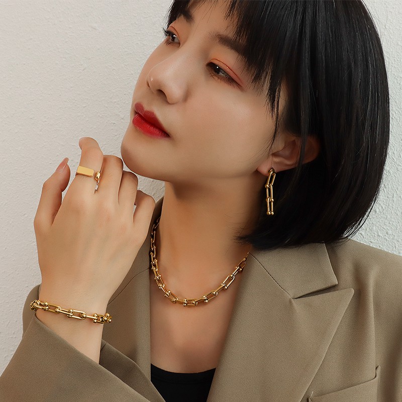 Đồ Trang Sức Bông Tai, Vòng Cổ Thiết Kế Kiểu Khóa Móng Ngựa Hình Chữ U Thép Titan Mạ Vàng 18K-V17