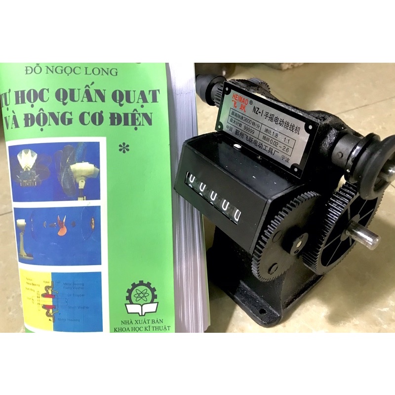 Máy quấn dây tặng kèm cuốn sách tự học.