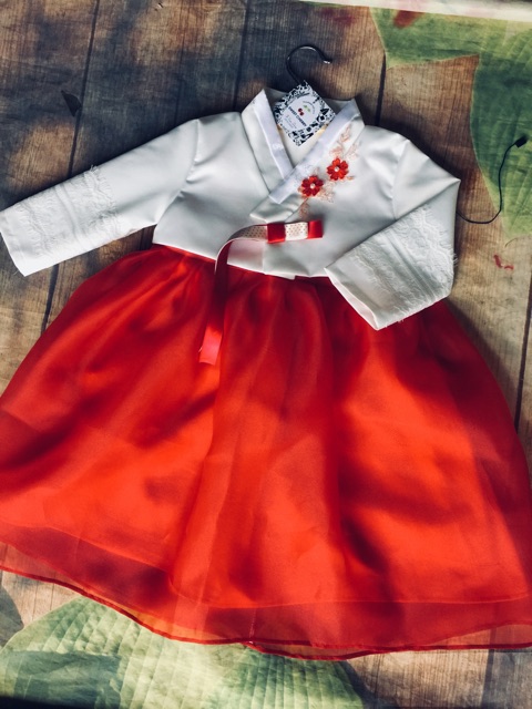 Hanbok cho bé (ảnh thật bộ cuối áo trắng váy đỏ kèm dây treo hueanhshop