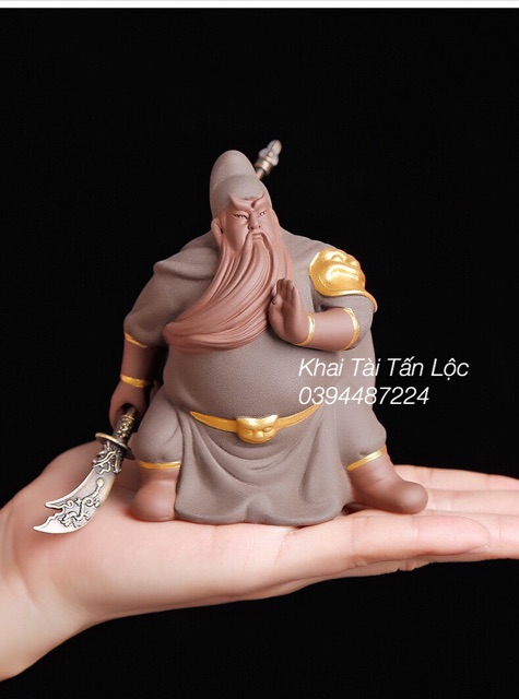 Tượng Quan Công cầm đao gốm tử sa mang bình an và tài lộc
