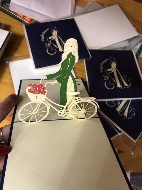 Cô gái dắt xe  2 - Girl  - Thiệp 3D ( VN ) | BigBuy360 - bigbuy360.vn