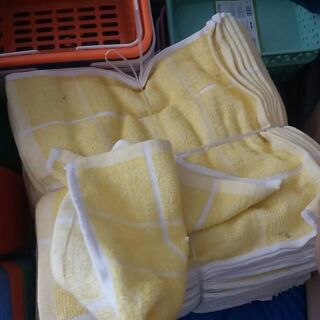 khăn vuông vàng 26cm