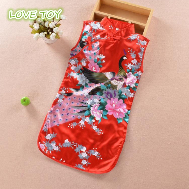 Sườn xám hoạ tiết chim công dễ thương cho bé gái