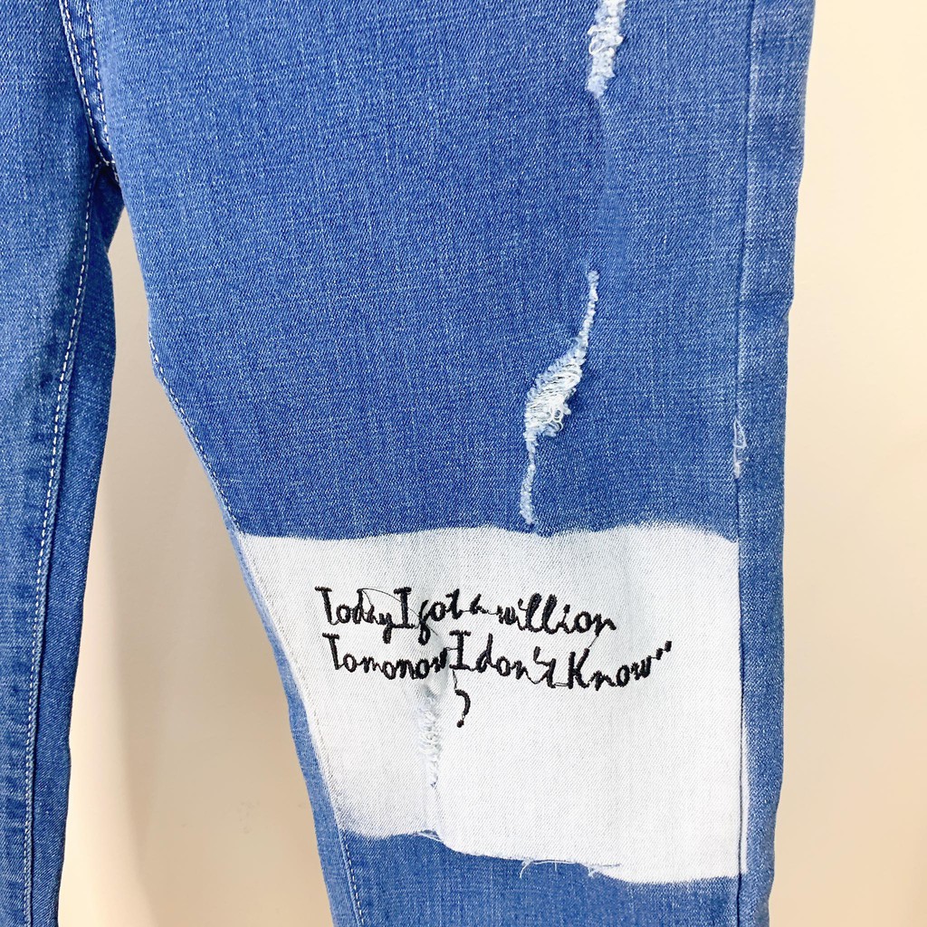 QUẦN JEAN NAM 9640 XANH THÊU CHỮ GỐI FORM SKINNY FIT CO GIÃN MR SMILE 99 SHOP