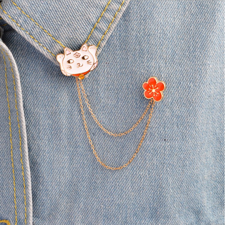 Ghim cài áo mẫu mèo Maneki Neko và Hoa anh đào Sakura nối dây xích