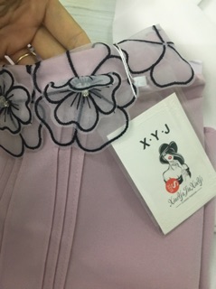 Áo sơ mi xếp ly cổ hoa