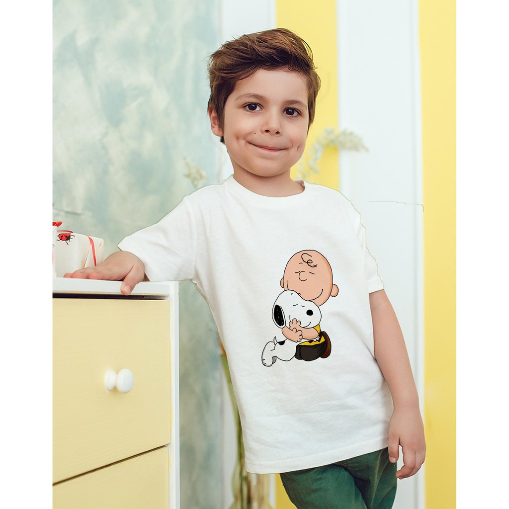 Áo thun Trẻ em in hình Charlie Brown ôm Snoopy Cotton Thun - Dẽ Thương