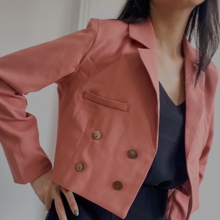 Áo blazer croptop hồng đất phối nút gỗ lót lụa