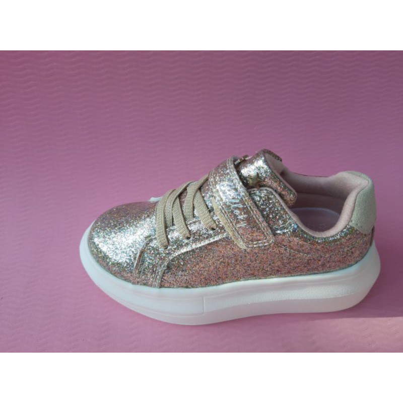 Giày xuất cho bé