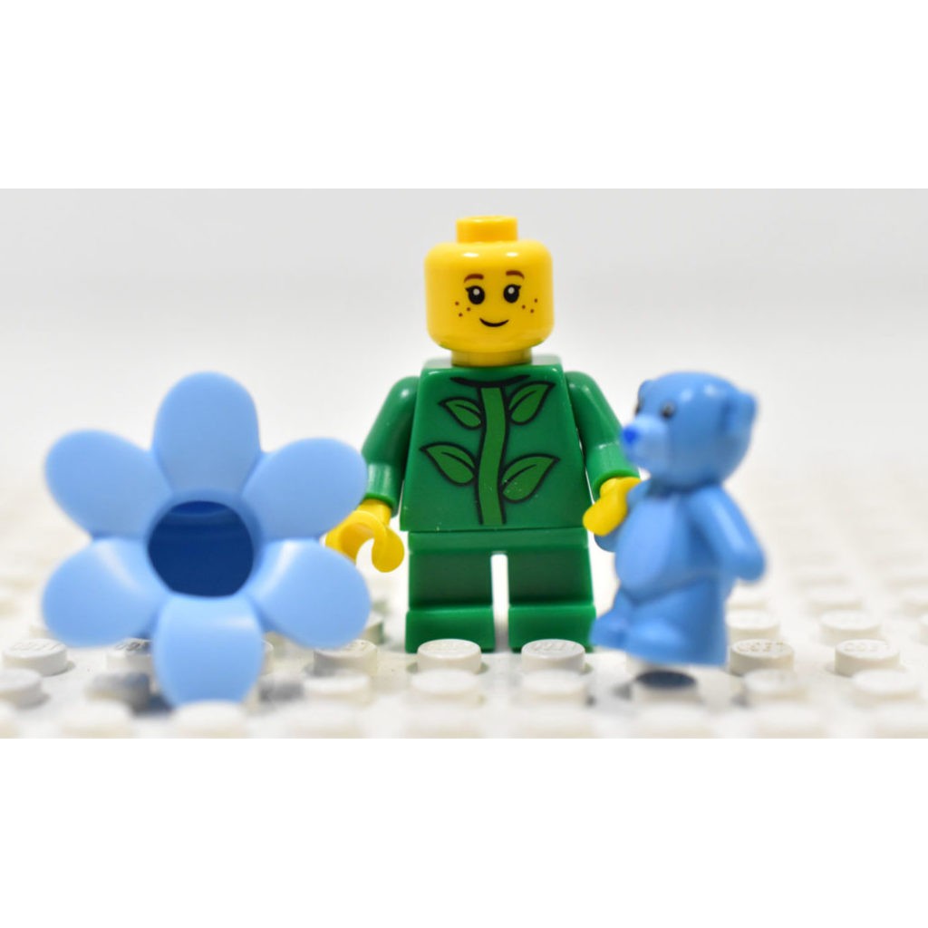 Nhân vật LEGO Minifigures flower girl with blue Teddy bear - bé gái trong trang phục hoa cầm gấu Teddy xanh