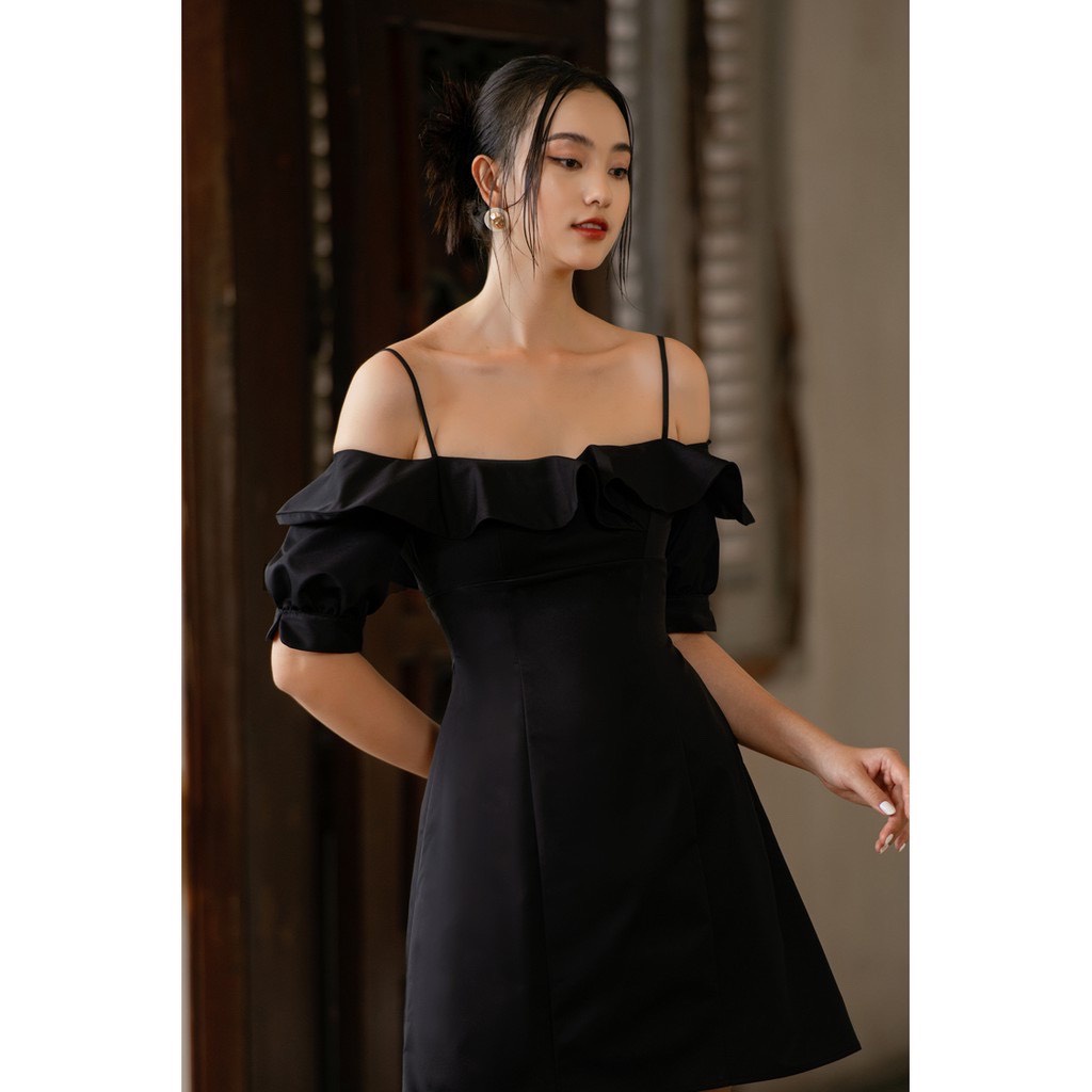 Váy đen Rechic bẹt vai hai dây