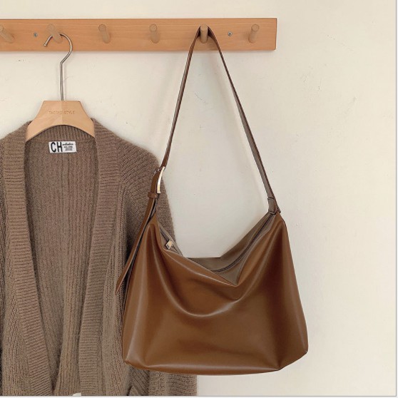 [SẴN - VIDEO THẬT] Túi đeo vai da mềm oversize phong cách Ullzang Hàn Quốc P067