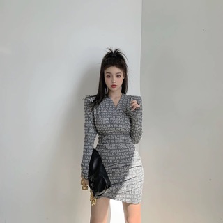 Đầm dài tay ôm body hoạ tiết chữ