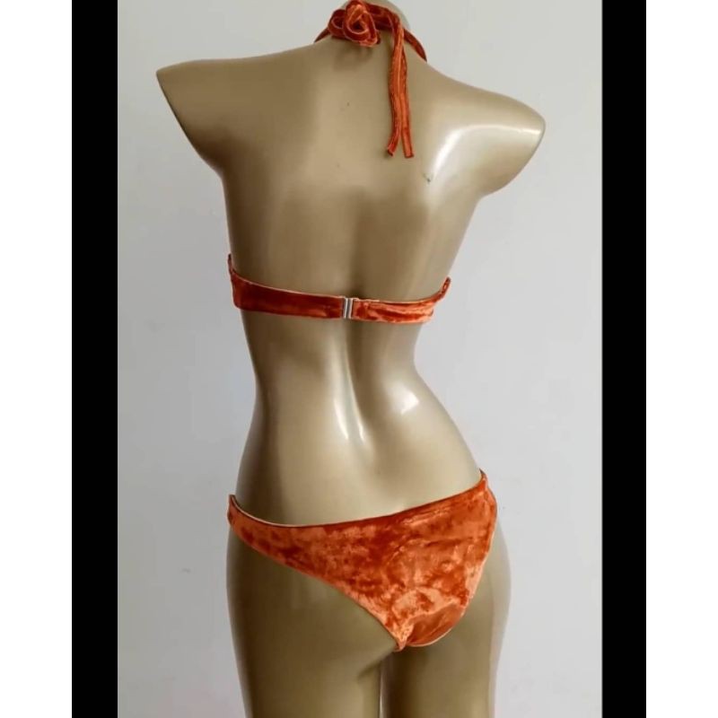 Bikini hai mảnh lọt khe