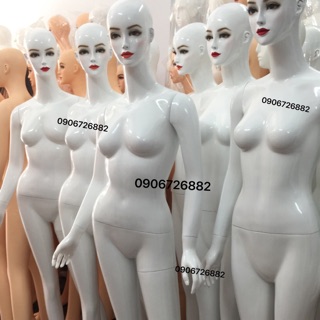 Manocanh nữ tạo dáng trắng bóng