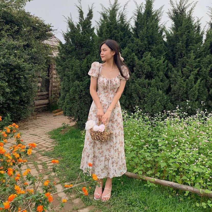 Đầm hoa thêu cổ vuông nhún ngực xẻ tà lai bèo