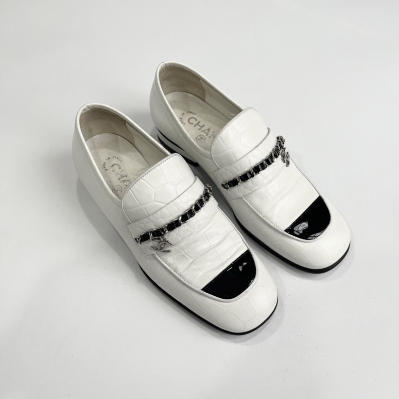 Giày loafer Chanel trắng size 36C