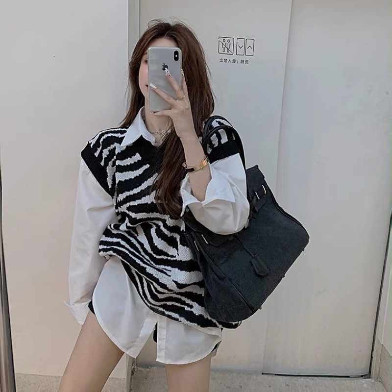 Set áo gile len nữ ngựa vằn + áo sơmi trắng oversize mẫu thu đông 2021