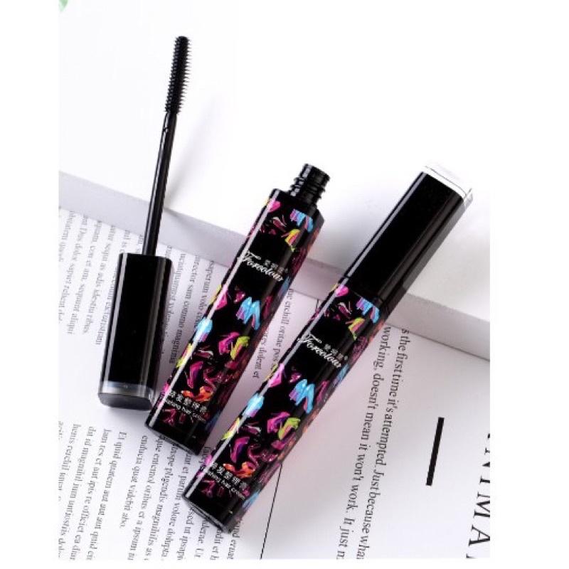 Mascara chải tóc vào nếp