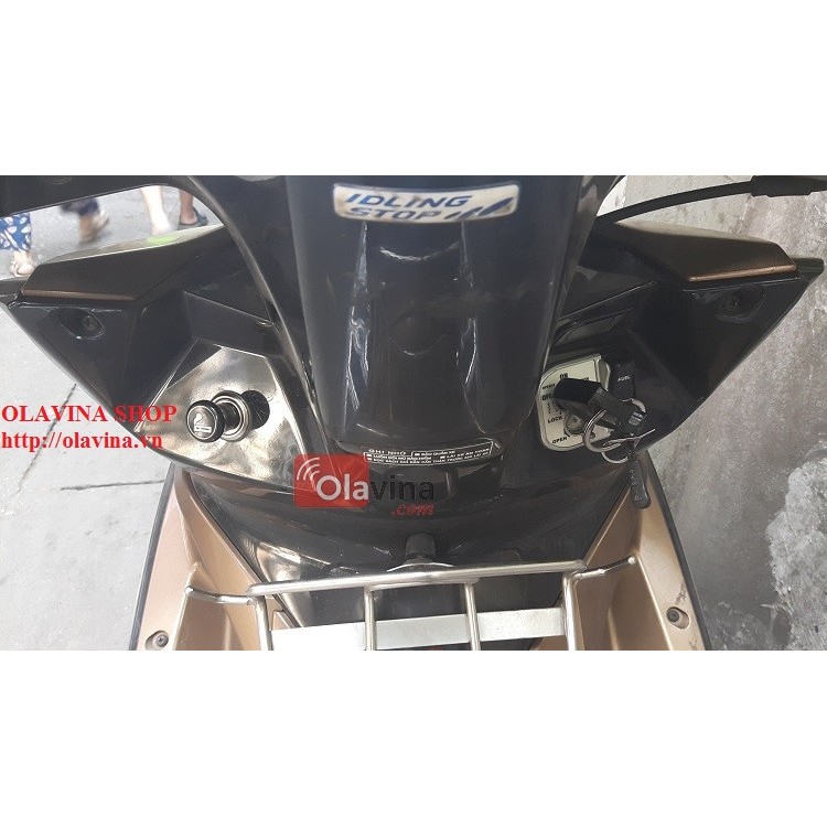 Sạc điện thoại trên xe máy chế cháo