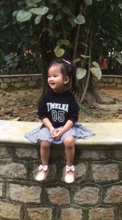 Đầm kẻ phối chữ cá tính