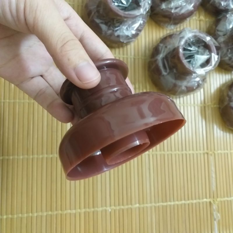 Khuôn donut bằng nhựa khuôn làm bánh vòng tiện dụng dễ dùng và vệ sinh