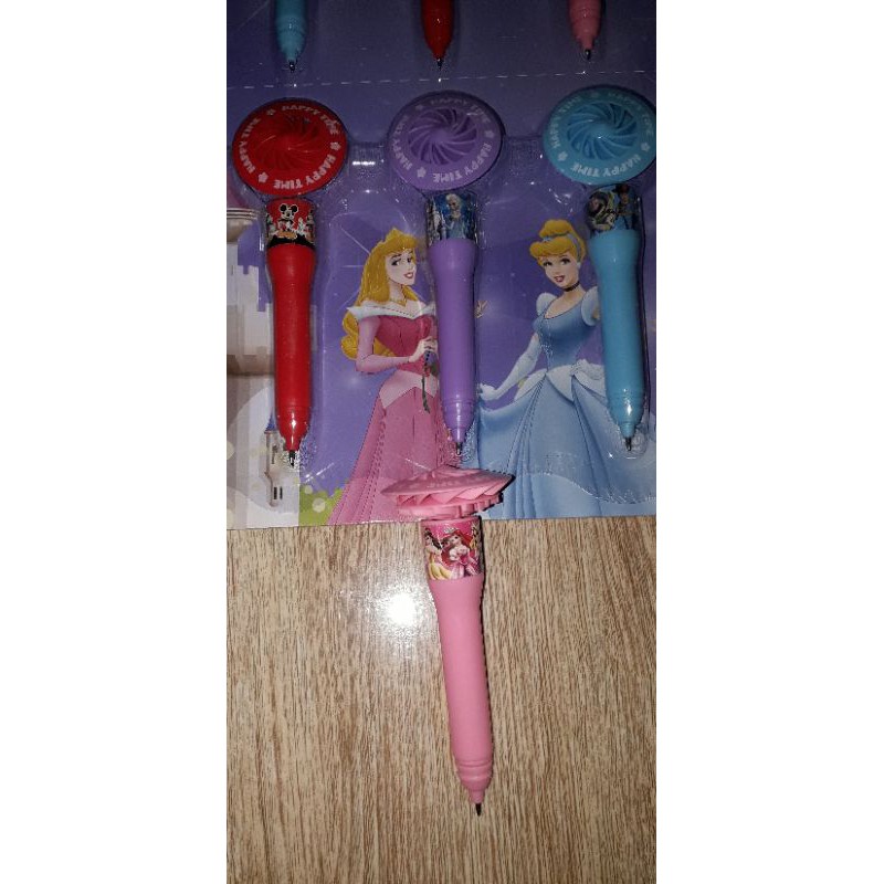 Một chiếc bút và con quay xoay xả stress bằng nhựa