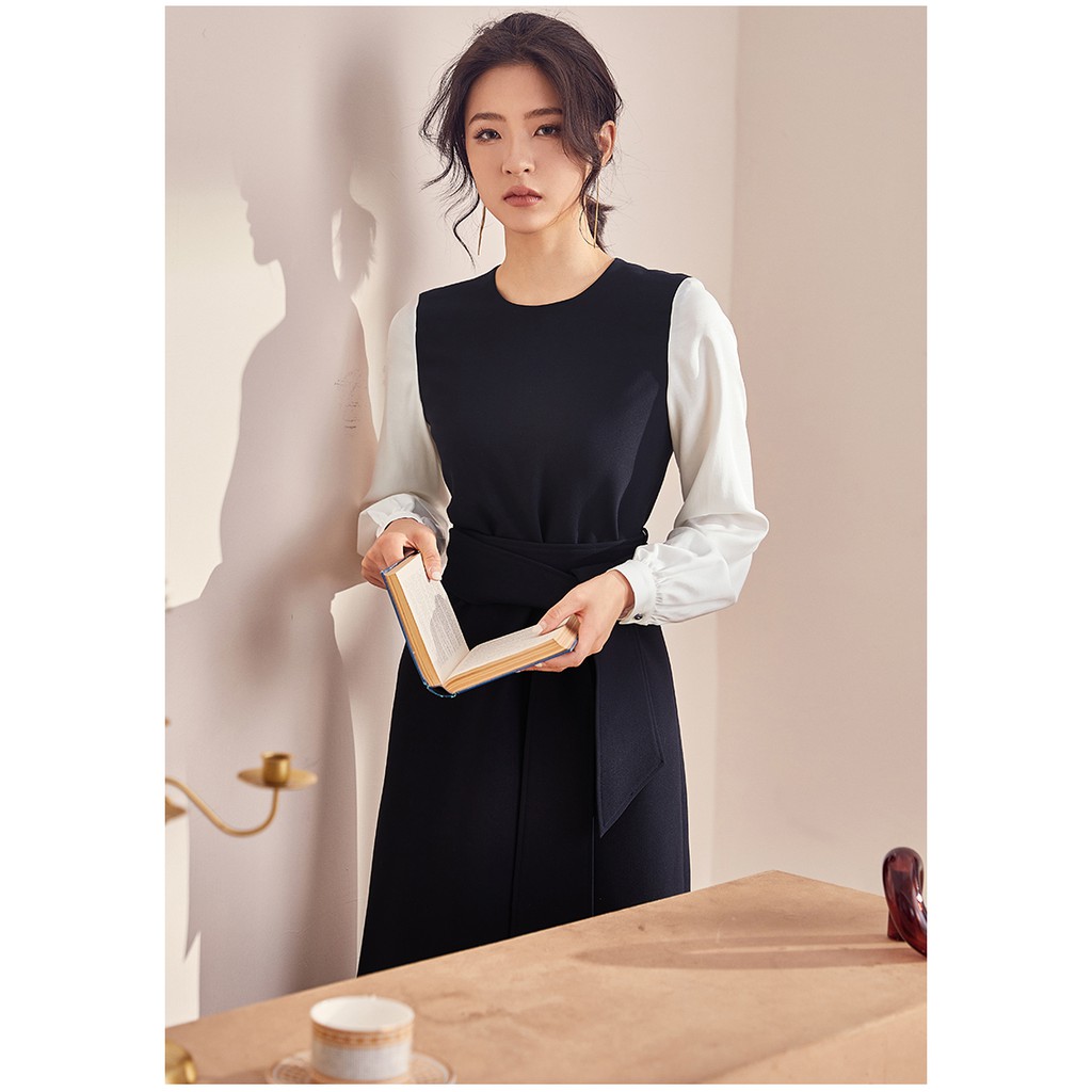 Đầm đen xòe phối tay trắng kèm đai 2022